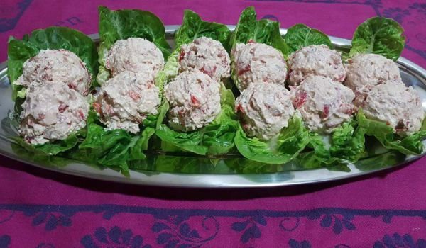 Катък с печени чушки и орехи