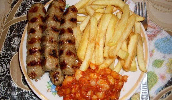 Кебапчета с картофи и боб с лютеница