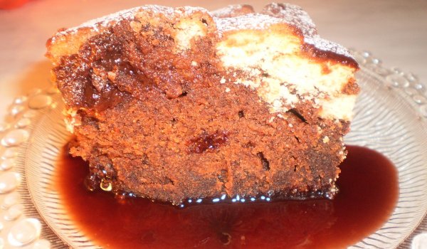 Кейк-пудинг с бисквити, кафе и какаов сос