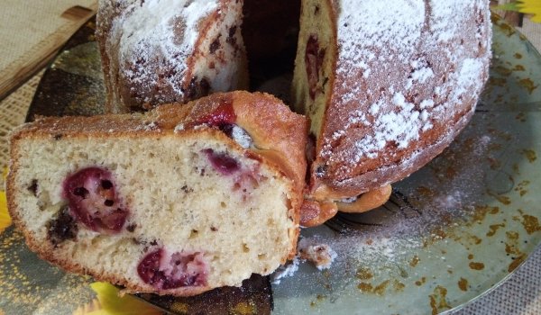 Кекс с череши и парченца шоколад