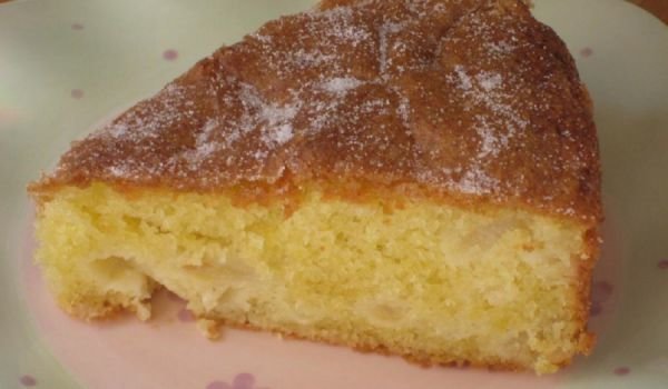 Кекс с ябълки и лимонов сок