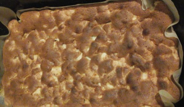 Кекс с ябълки и орехи