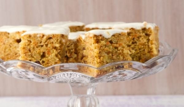 Кекс с моркови и ябълки