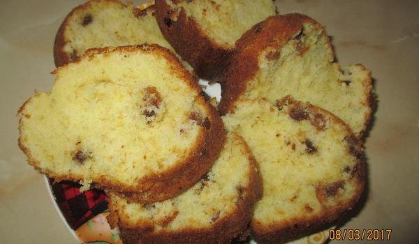 Кекс с прясно мляко, стафиди и парченца шоколад