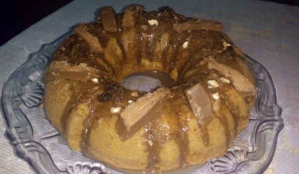 Кекс със сини сливи и бърза глазура
