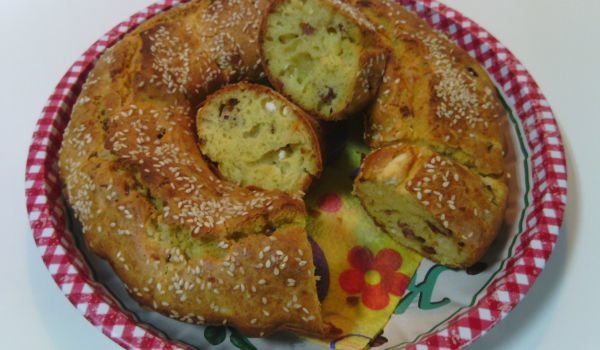 Кекс със сирене, кашкавал, шпек и сушени домати