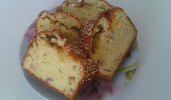 Кекс със сирене, шунка и бял сусам
