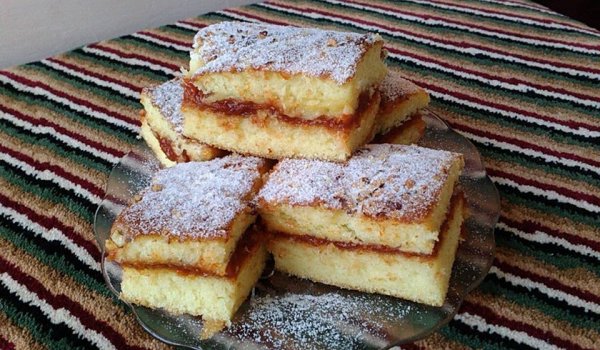 Кекс със сладко по средата