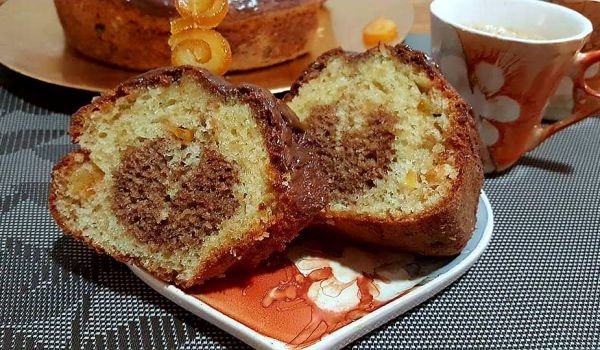 Кекс със захаросани портокалови корички и стафиди