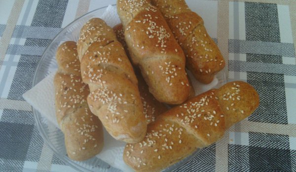 Кифли от лимец с шунка и сирене