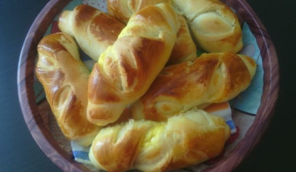 Кифли с пълнеж от яйца и сирене