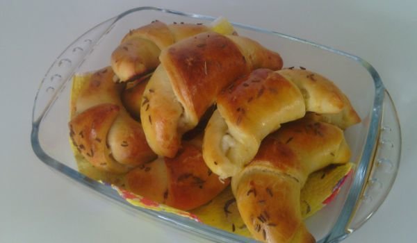 Кифли със зехтин, сирене и ким