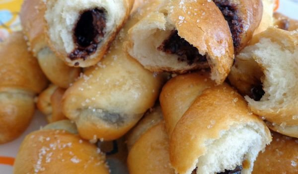 Кифлички без яйца, топнати в сироп