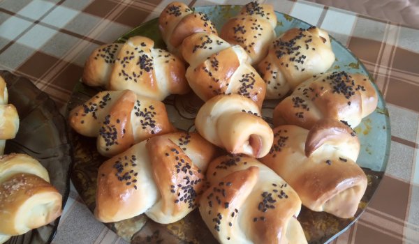 Кифлички с бекон и топено сирене