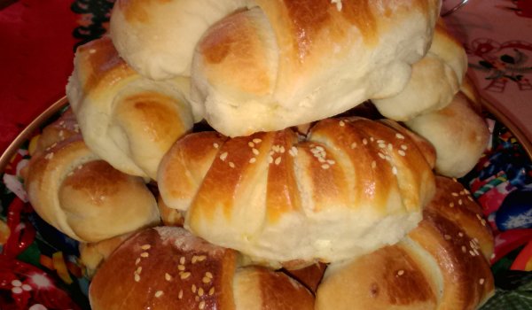 Кифлички с яйце и сирене