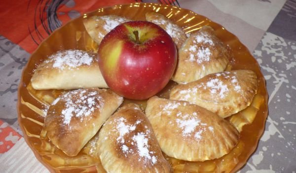 Кифлички с извара и ябълки