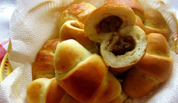 Кифлички с карамелизирани праскови
