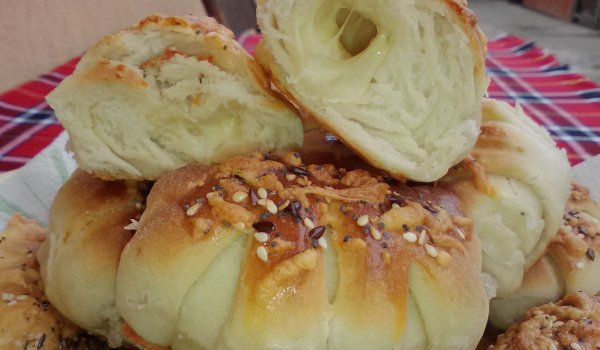 Кифлички с кашкавал и семена