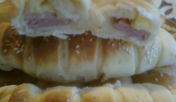 Кифлички с колбас и кашкавал