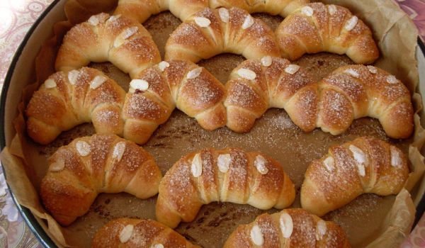 Кифлички с конфитюр и филирани бадеми