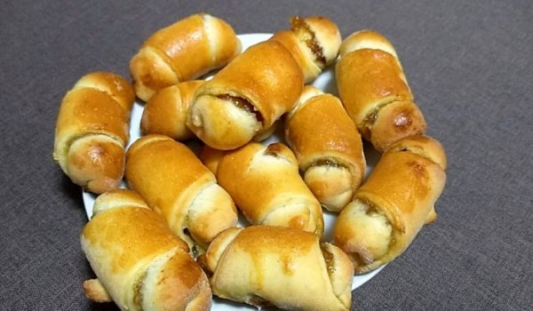 Кифлички с конфитюр и захаросани плодове