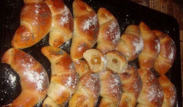 Кифлички с локум и мак