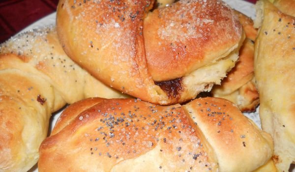 Кифлички с маково семе и шипков мармалад