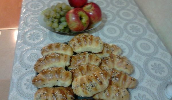 Кифлички с масло и сирене