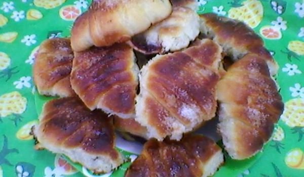 Кифлички с орехова плънка