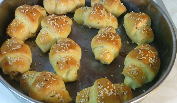 Кифлички с пилешко филе, яйце и сирене