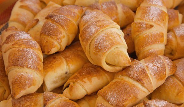 Кифлички с пълнеж от мармалад и сирене