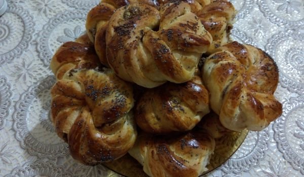 Кифлички с пълнеж от орехи и сладко