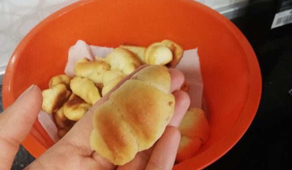 Кифлички с тесто в хлебопекарна