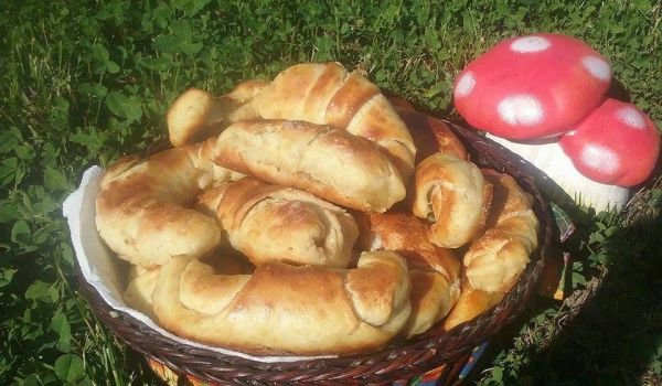 Кифлички с универсално тесто и течен шоколад