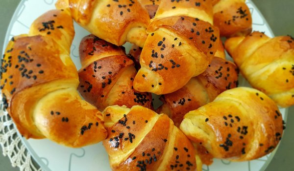 Кифлички със козе сирене и сладко