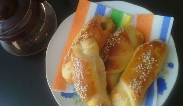 Кифлички със салам и сусам