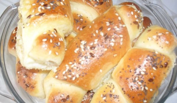 Кифлички със семена и сиренце