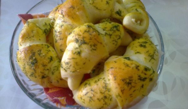 Кифлички със сирене и чеснова коричка