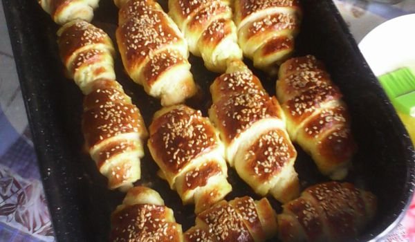 Кифлички със сирене и сусам