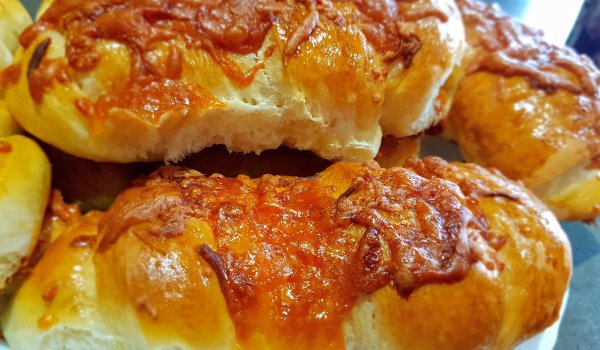 Кифлички със сирене, кашкавал и мая