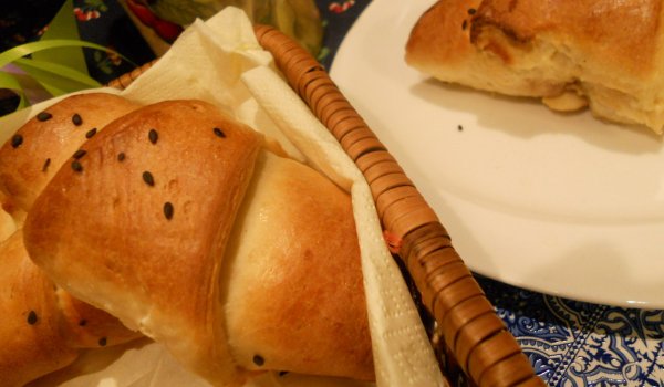 Кифлички със сладко от диви ягоди и козе сирене