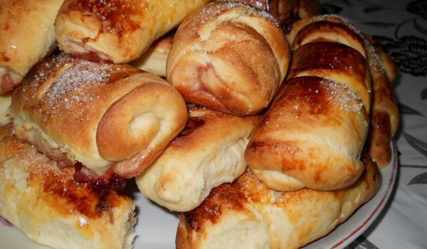 Кифлички със сладко от касис