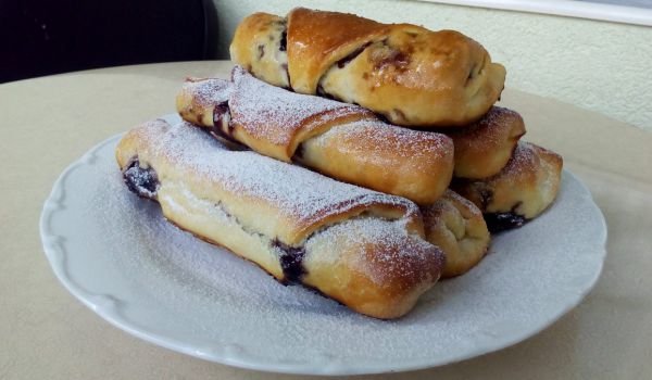 Кифлички със сладко от цели череши