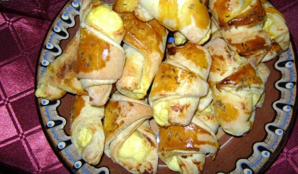 Кифлички със солена плънка и ким