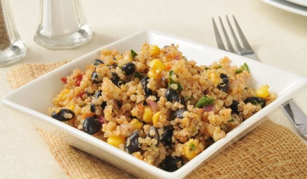 Киноа с боб, къри и канела