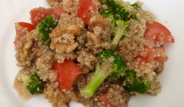 Киноа с броколи и домати