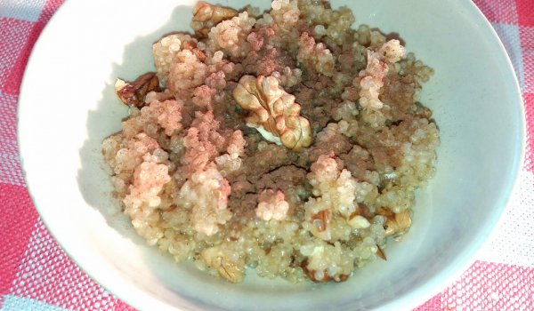 Киноа с мед, канела и орехи