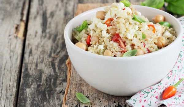 Киноа с нахут и домати