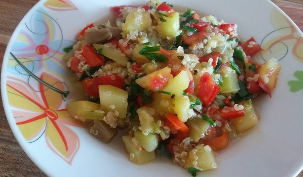 Киноа с тиквички и патладжан