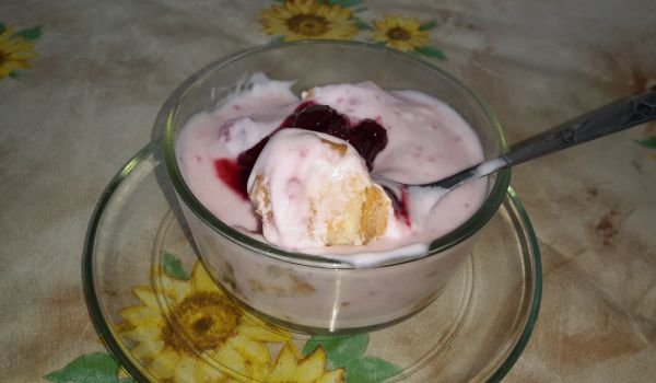Кисело мляко с бишкоти и сладко